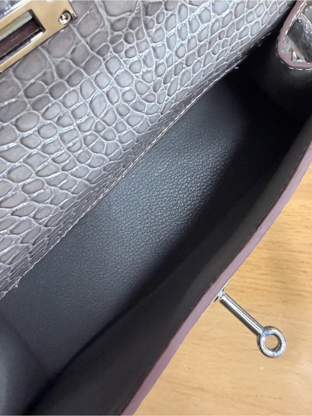 H KELLY POCHETTE 22 EMBOSSED SHINY CROC LEATHER MATTE GRIS GRAY PHW
